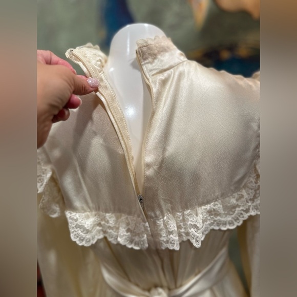 EUC vintage 1970’ victorian Gunne Sax gown 
 Elegant Cream Lace. - Picture 12 of 14